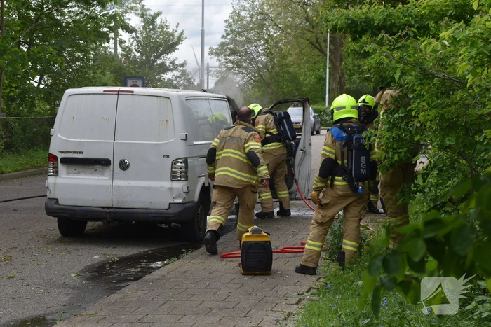Achtergelaten bestelbus in brand gestoken