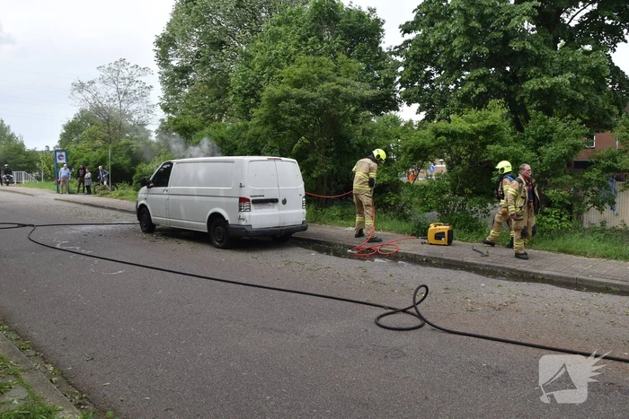 Achtergelaten bestelbus in brand gestoken