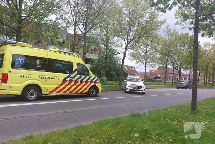 Scooterrijder en automobilist in botsing