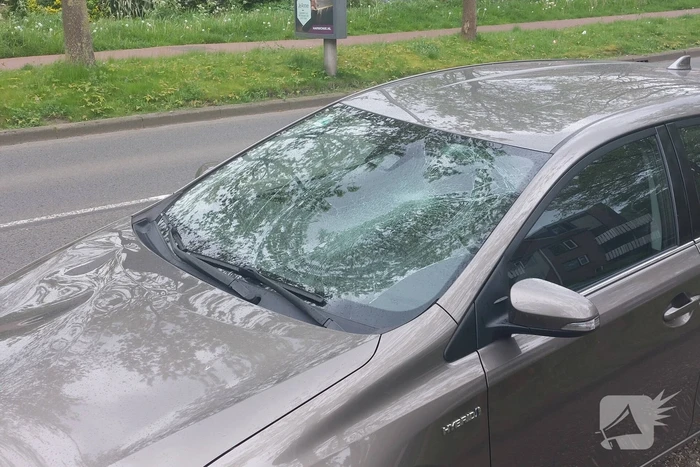 Scooterrijder en automobilist in botsing