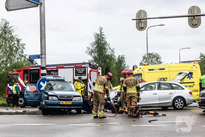 Persoon bekneld na ernstig ongeval op kruising
