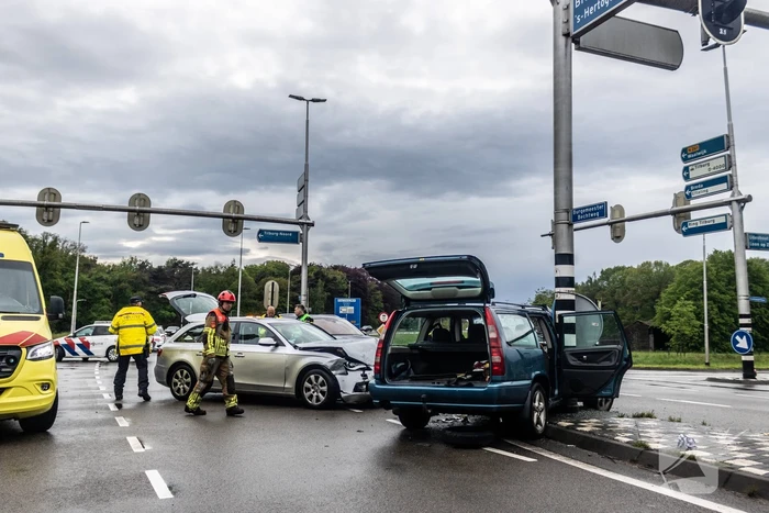 Persoon bekneld na ernstig ongeval op kruising