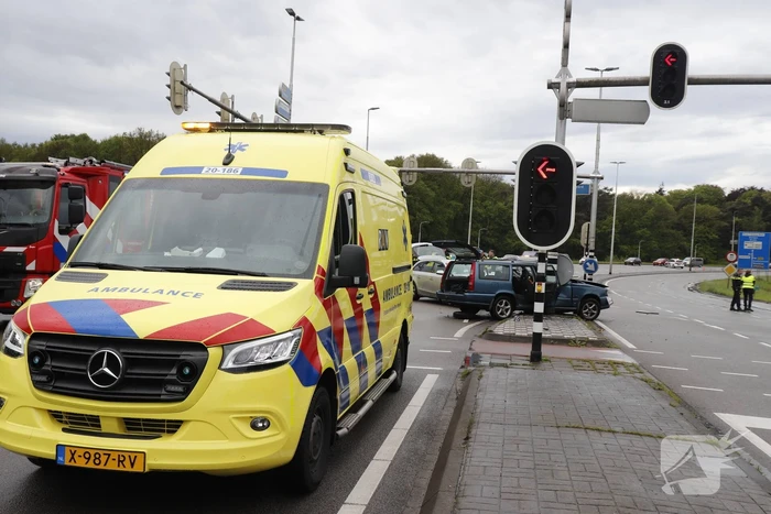 Persoon bekneld na ernstig ongeval op kruising