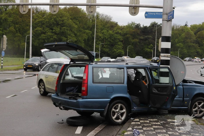 Persoon bekneld na ernstig ongeval op kruising