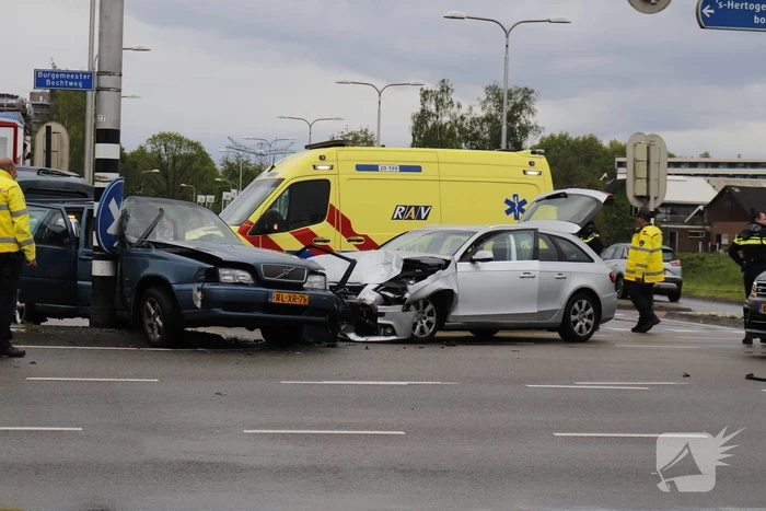 Persoon bekneld na ernstig ongeval op kruising
