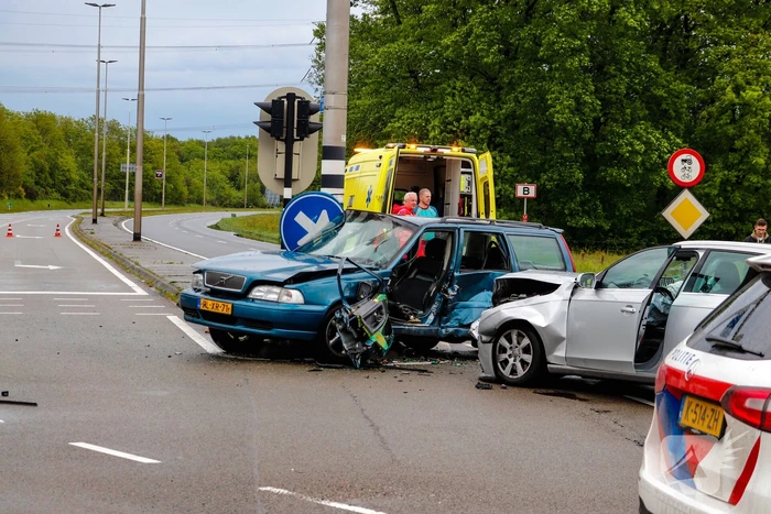 Persoon bekneld na ernstig ongeval op kruising