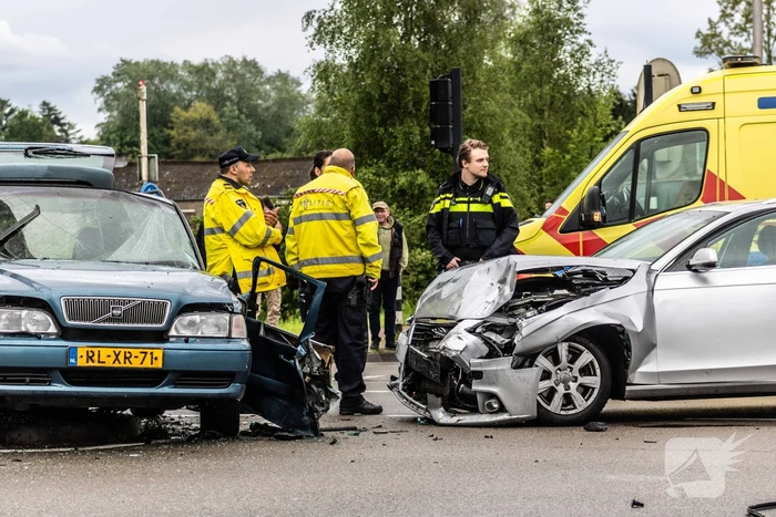 Persoon bekneld na ernstig ongeval op kruising