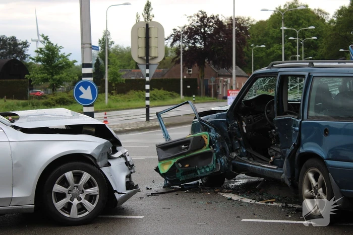 Persoon bekneld na ernstig ongeval op kruising