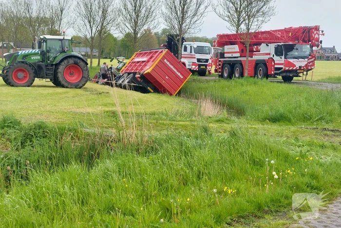 Tractor belandt in sloot tijdens werkzaamheden