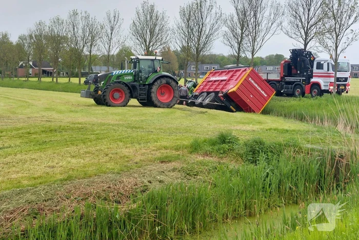 Tractor belandt in sloot tijdens werkzaamheden