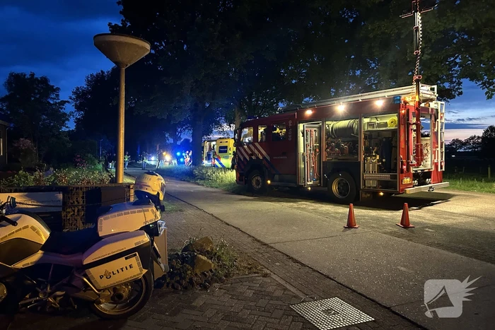 Automobilist bekneld na botsing met boom