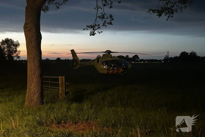 Automobilist bekneld na botsing met boom