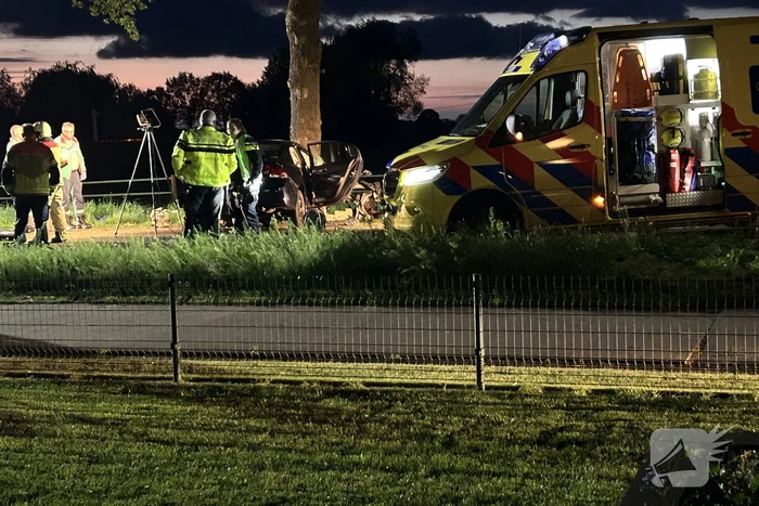 Automobilist bekneld na botsing met boom