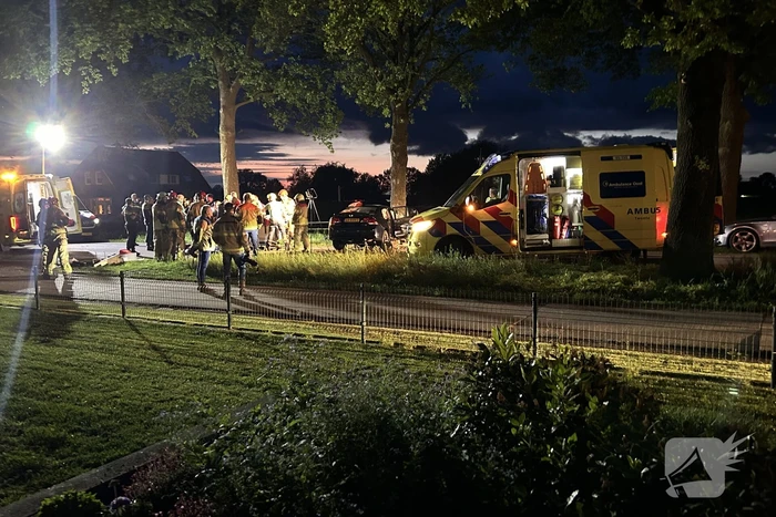 Automobilist bekneld na botsing met boom