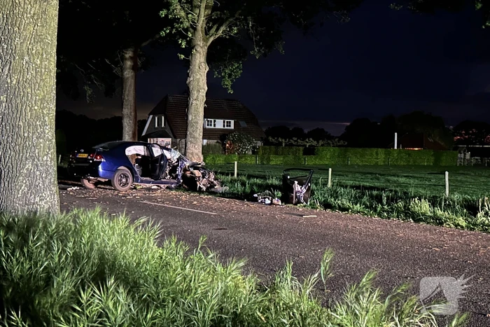 Automobilist bekneld na botsing met boom
