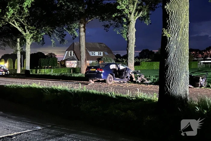 Automobilist bekneld na botsing met boom