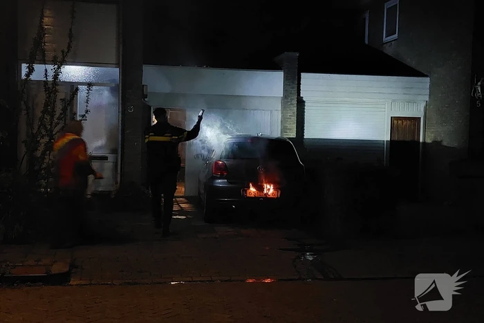 Auto vat vlam door vuurwerk