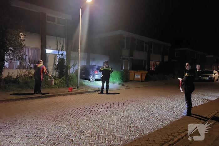 Auto vat vlam door vuurwerk