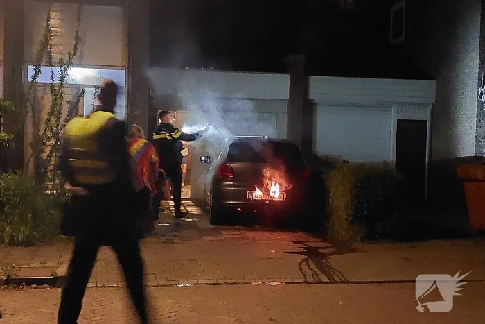 Auto vat vlam door vuurwerk