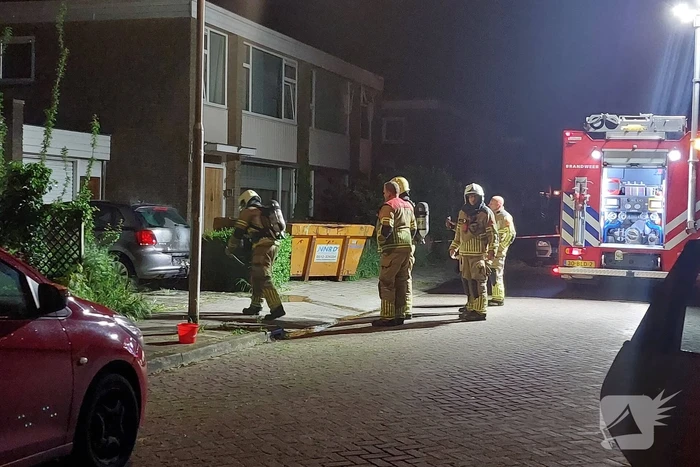 Auto vat vlam door vuurwerk