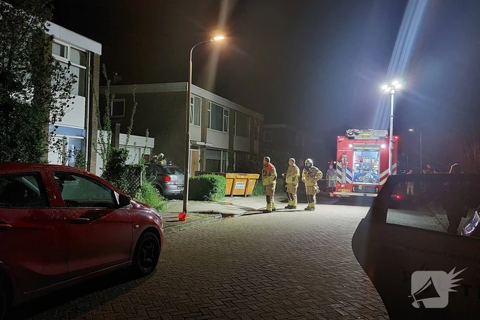 Auto vat vlam door vuurwerk