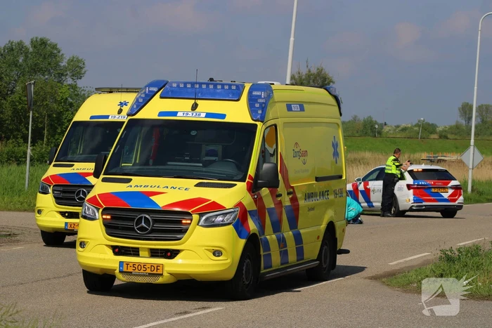 Motorrijders onderuit voor ambulancepost