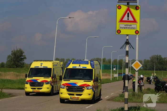 Motorrijders onderuit voor ambulancepost