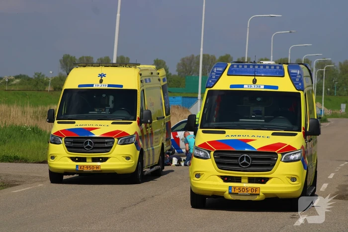 Motorrijders onderuit voor ambulancepost
