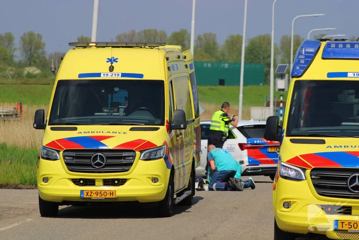 Motorrijders onderuit voor ambulancepost