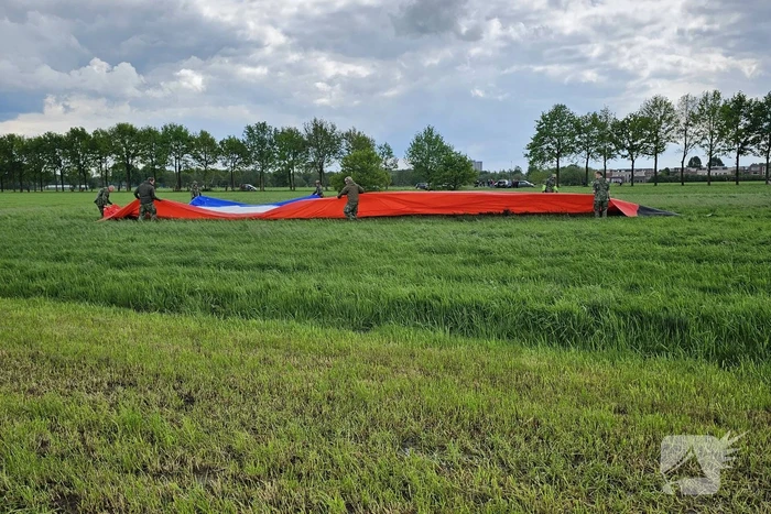 Luchtmacht vlieg met Chinook en Nederlandse vlag over stad der bevrijding