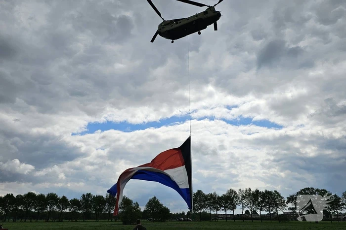 Luchtmacht vlieg met Chinook en Nederlandse vlag over stad der bevrijding
