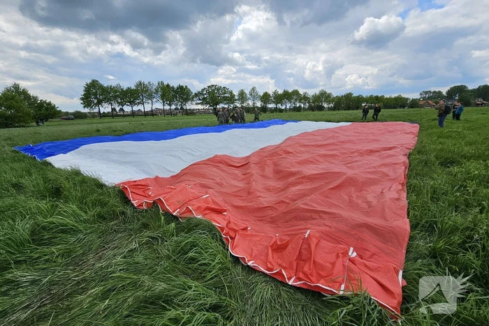Luchtmacht vlieg met Chinook en Nederlandse vlag over stad der bevrijding
