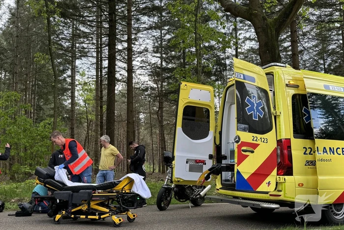 Bijrijder valt van motor