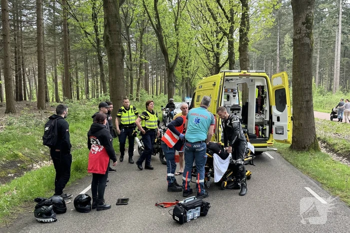 Bijrijder valt van motor