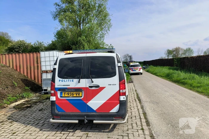 Scootmobielrijder wordt uit sloot gered