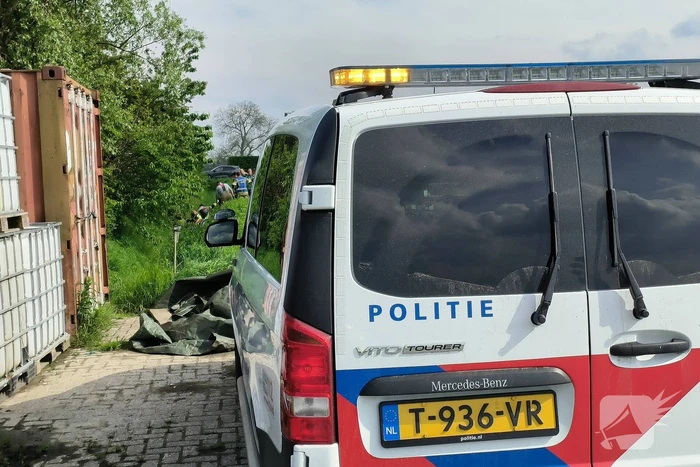 Scootmobielrijder wordt uit sloot gered