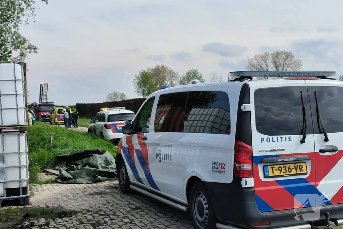 Scootmobielrijder wordt uit sloot gered