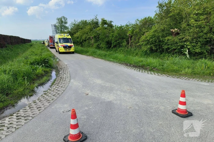 Scootmobielrijder wordt uit sloot gered