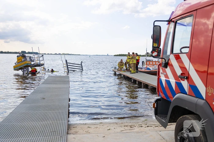 Bootwagen KNRM bijna kopje onder