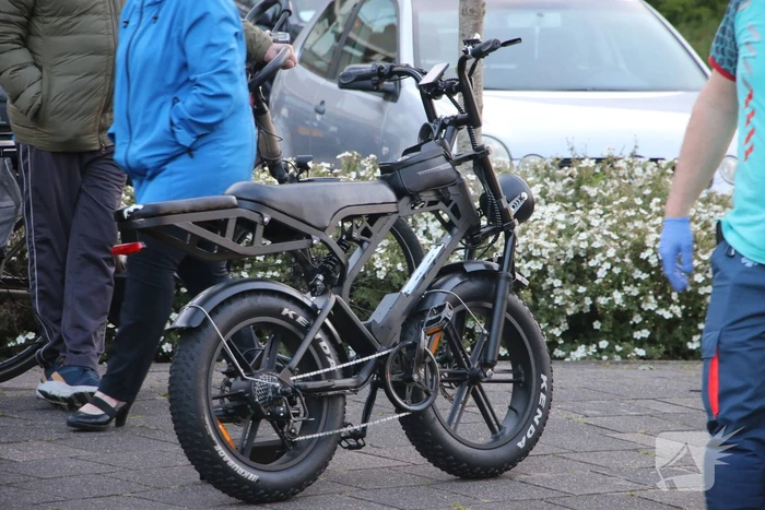 Automobilist en persoon op fatbike in botsing