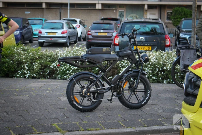 Automobilist en persoon op fatbike in botsing