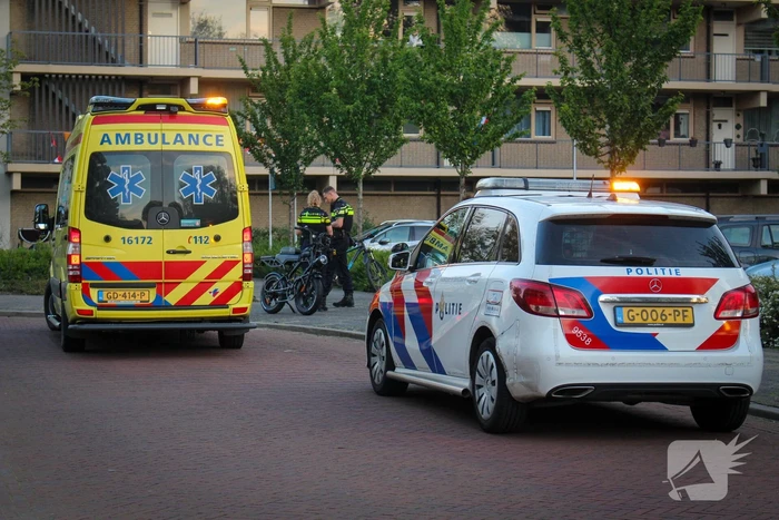 Automobilist en persoon op fatbike in botsing