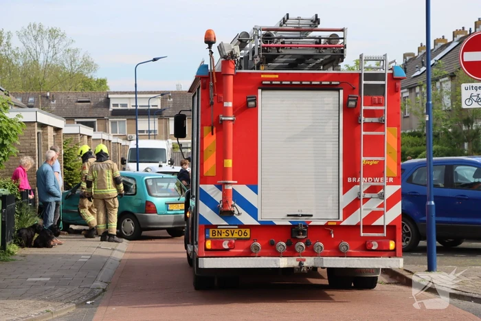 Automobilist belandt tegen garagedeur na aanrijding met bestelbus
