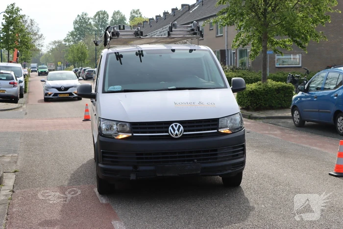 Automobilist belandt tegen garagedeur na aanrijding met bestelbus