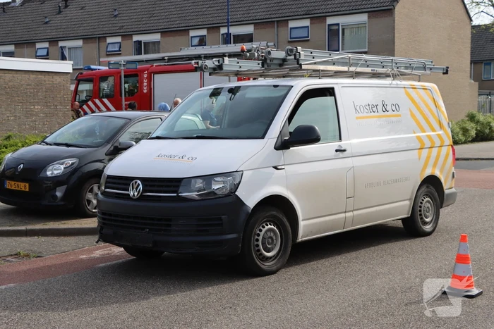 Automobilist belandt tegen garagedeur na aanrijding met bestelbus