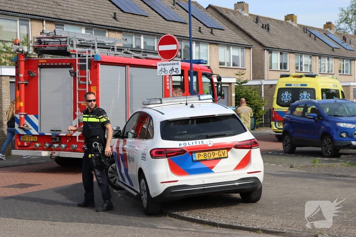 Automobilist belandt tegen garagedeur na aanrijding met bestelbus
