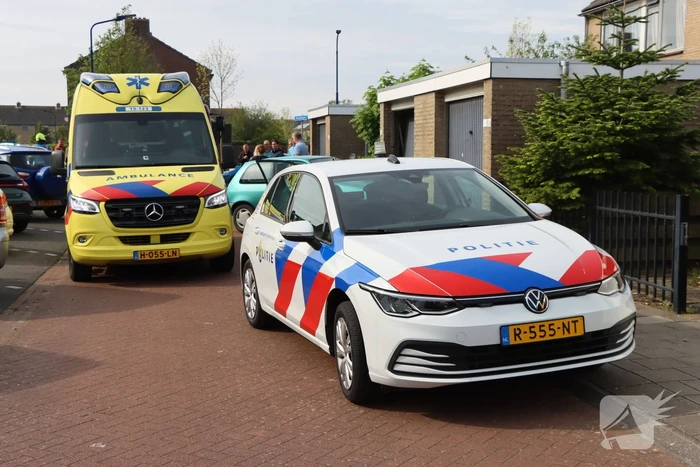 Automobilist belandt tegen garagedeur na aanrijding met bestelbus