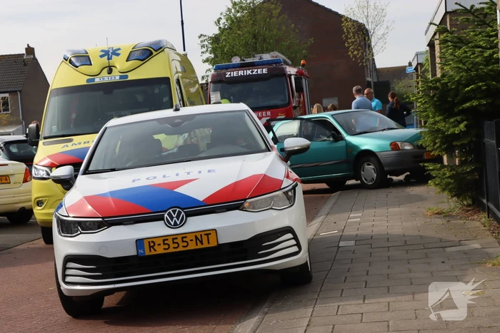 Automobilist belandt tegen garagedeur na aanrijding met bestelbus