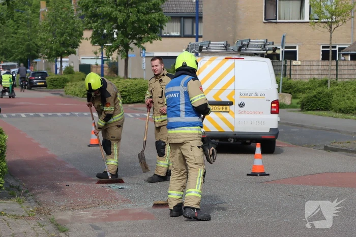 Automobilist belandt tegen garagedeur na aanrijding met bestelbus