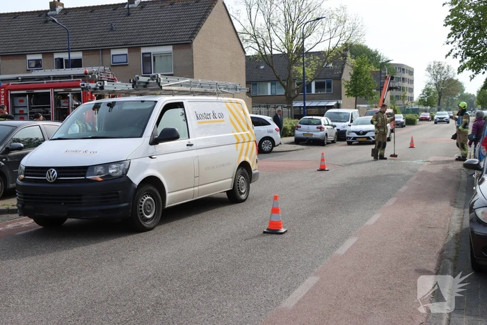 Automobilist belandt tegen garagedeur na aanrijding met bestelbus